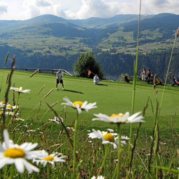 Bergbahnen Brigels Waltensburg Andiast: Golfen BERGBAHNEN BRIGELS WALTENSBURG ANDIAST - Die Brigelser Golfidylle. Putten Loch Nr. 3.
Copyright by Bergbahnen Brigels Waltensburg Andiast AG Byline: swiss-image.ch/Christof Sonderegger